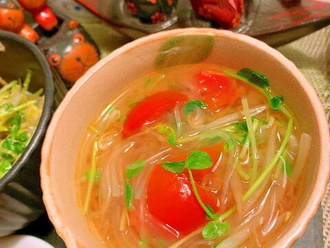 トマトと豆苗ともやしの味噌春雨スープ